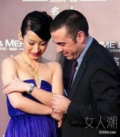 女明星爆乳引男星偷瞄