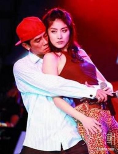 女明星爆乳引男星偷瞄