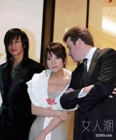 女明星爆乳引男星偷瞄